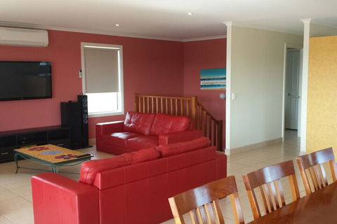 La Vista - Accommodation Newcastle 6