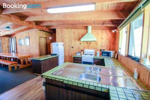 Sambar Lodge - Accommodation Newcastle 6