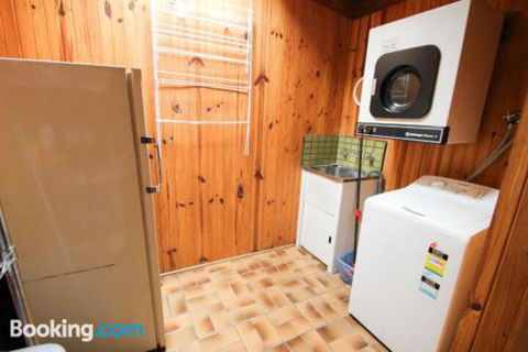 Sambar Lodge - Accommodation Newcastle 7