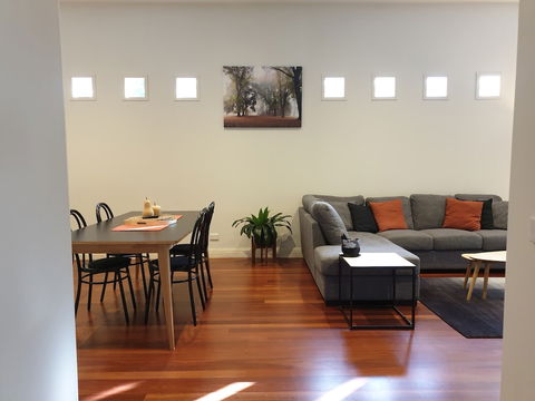 Healesville House - Magnolia House - Accommodation Newcastle 4