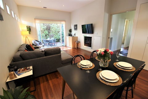 Healesville House - Magnolia House - Accommodation Newcastle 3