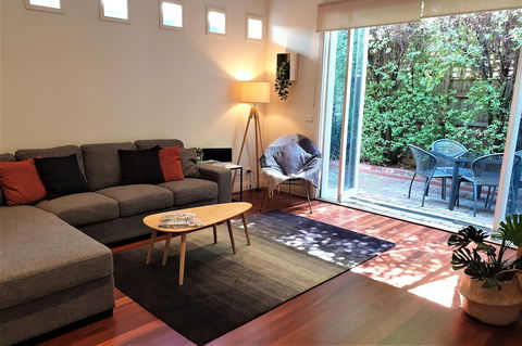 Healesville House - Magnolia House - Accommodation Newcastle 2