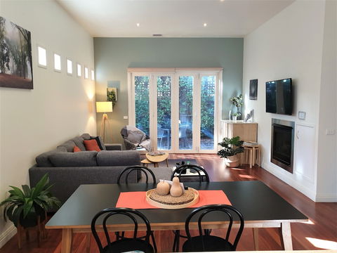 Healesville House - Magnolia House - Accommodation Newcastle 6