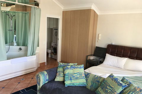 Broadbeach Studios - Accommodation Newcastle 7