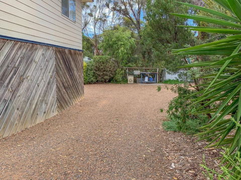 Island View 2 - Accommodation Newcastle 4