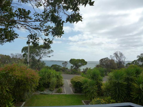 Island View 2 - Accommodation Newcastle 3