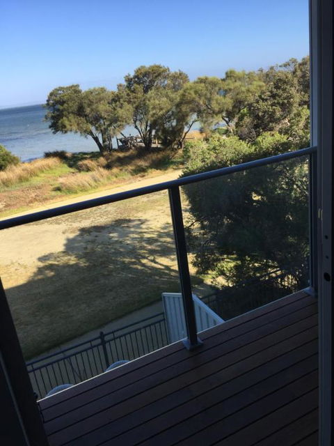 Falcon Bay 4x4 Townhouse - Accommodation Newcastle 3
