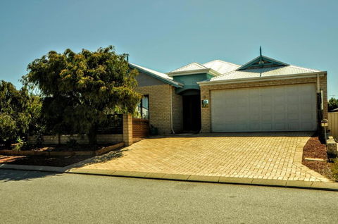 Halls Head Holiday Home - Accommodation Newcastle 4