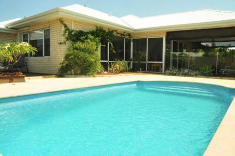 Halls Head Holiday Home - Accommodation Newcastle 1