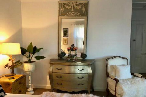 Rainy Hill Retreat - Accommodation Newcastle 0