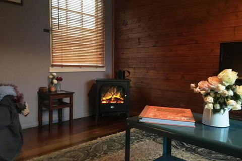Walnut Cottage - Accommodation Newcastle 6