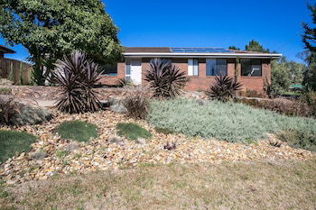 Fairhills - Beautifully Styled - Accommodation Newcastle 0