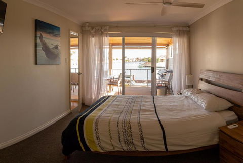 Waterside Canal Dreams - Accommodation Newcastle 4