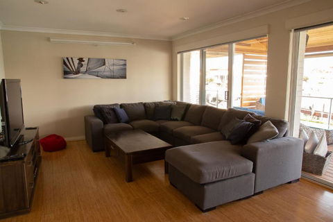 Waterside Canal Dreams - Accommodation Newcastle 2