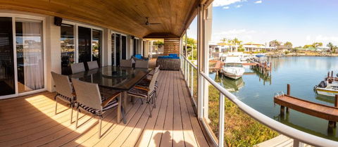 Waterside Canal Dreams - Accommodation Newcastle 6