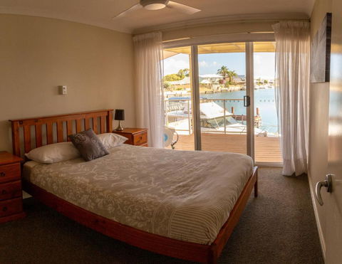Waterside Canal Dreams - Accommodation Newcastle 3