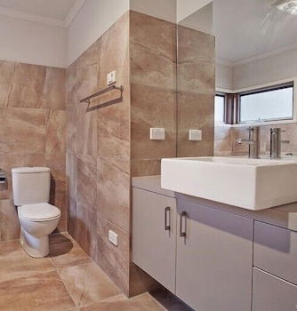 Alyeska - Accommodation Newcastle 2