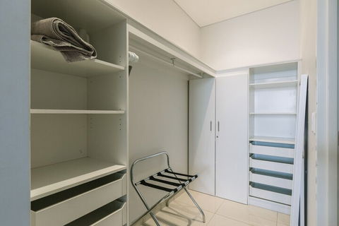 Darwin City Chic Apartment At The KUBE - Accommodation Newcastle 6