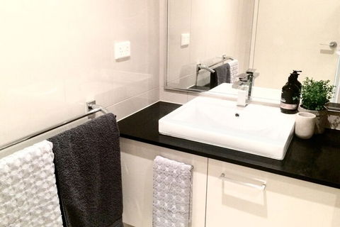 Darwin City Chic Apartment At The KUBE - Accommodation Newcastle 5