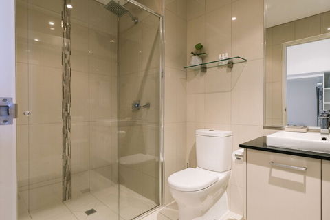 Darwin City Chic Apartment At The KUBE - Accommodation Newcastle 7