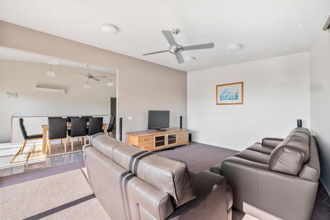 Amaroo - Accommodation Newcastle 2