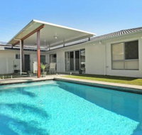 Palm 95 Modern 4 BDRM Home with Pool - Accommodation Newcastle
