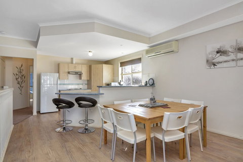 The Lighthouse - Accommodation Newcastle 0