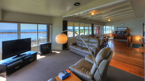 Stanley View Beach House - Accommodation Newcastle 2