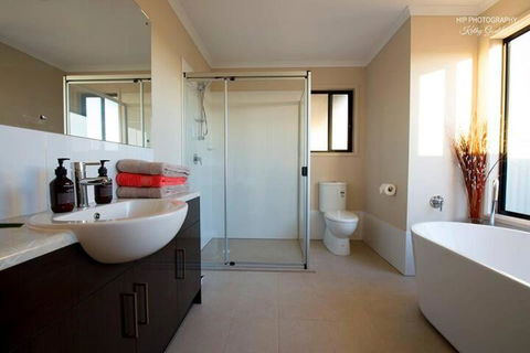 Still Earth - Accommodation Newcastle 5