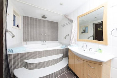 La Casa - Accommodation Newcastle 0