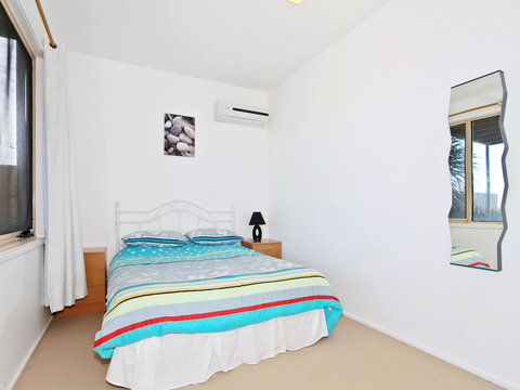 Through The Looking Glass - Accommodation Newcastle 6