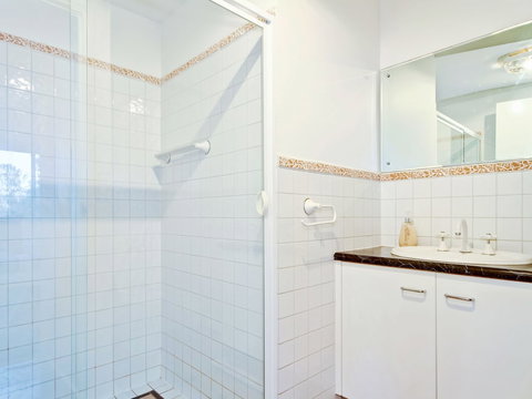 Through The Looking Glass - Accommodation Newcastle 2