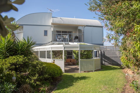 Through The Looking Glass - Accommodation Newcastle 0