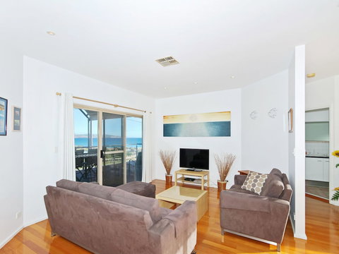 Through The Looking Glass - Accommodation Newcastle 4