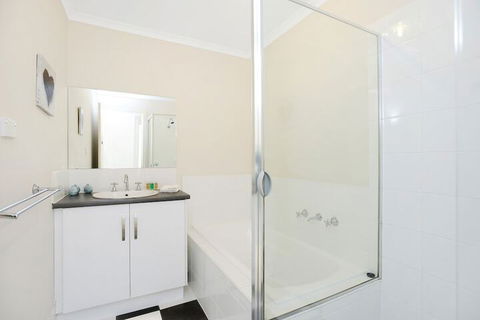 Bayside - Accommodation Newcastle 7