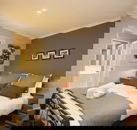 Acacia 2 - Luxurious Holiday Townhouse - Accommodation Newcastle