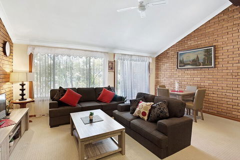 Macadamia Court, 2/8 Government Road - Accommodation Newcastle 2