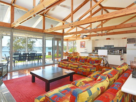 Morisset Bay Waterfront Views Lake House Looking Over Trinity Marina - Accommodation Newcastle 6