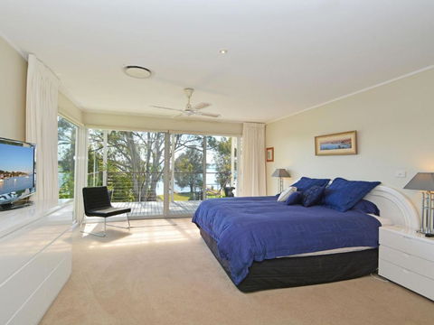 Morisset Bay Waterfront Views Lake House Looking Over Trinity Marina - Accommodation Newcastle 5
