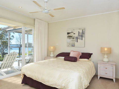 Morisset Bay Waterfront Views Lake House Looking Over Trinity Marina - Accommodation Newcastle 1