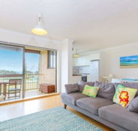 Beachside Bliss 12 Kingsway - Accommodation Newcastle