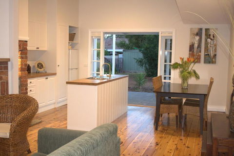 The Yellow Daisy - Accommodation Newcastle 1