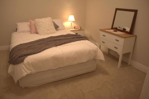 The Yellow Daisy - Accommodation Newcastle 6