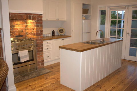 The Yellow Daisy - Accommodation Newcastle 4