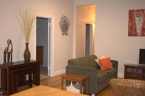 The Yellow Daisy - Accommodation Newcastle 5