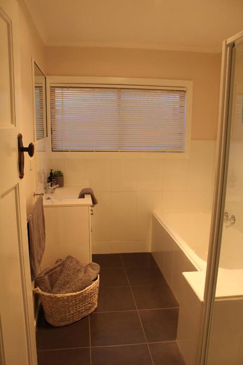 The Yellow Daisy - Accommodation Newcastle 2