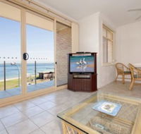 2 Bedroom Apartment Little Hut Unit 3 20 Kurrawa Close - Accommodation Newcastle