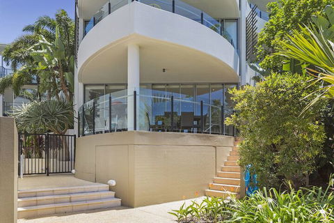 COTTON BEACH On The POOL 66 - Accommodation Newcastle 3