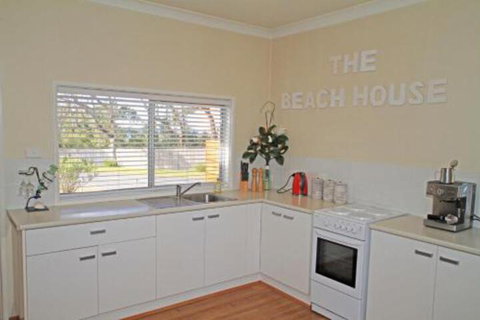The Beach House In Berrara - Accommodation Newcastle 6
