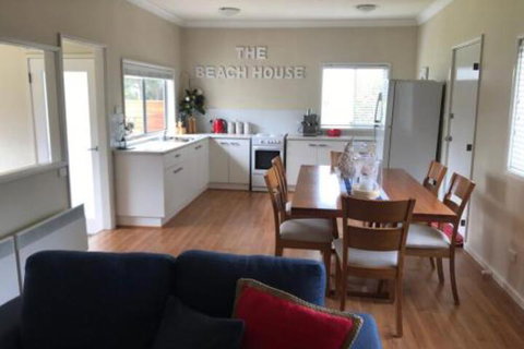 The Beach House In Berrara - Accommodation Newcastle 2